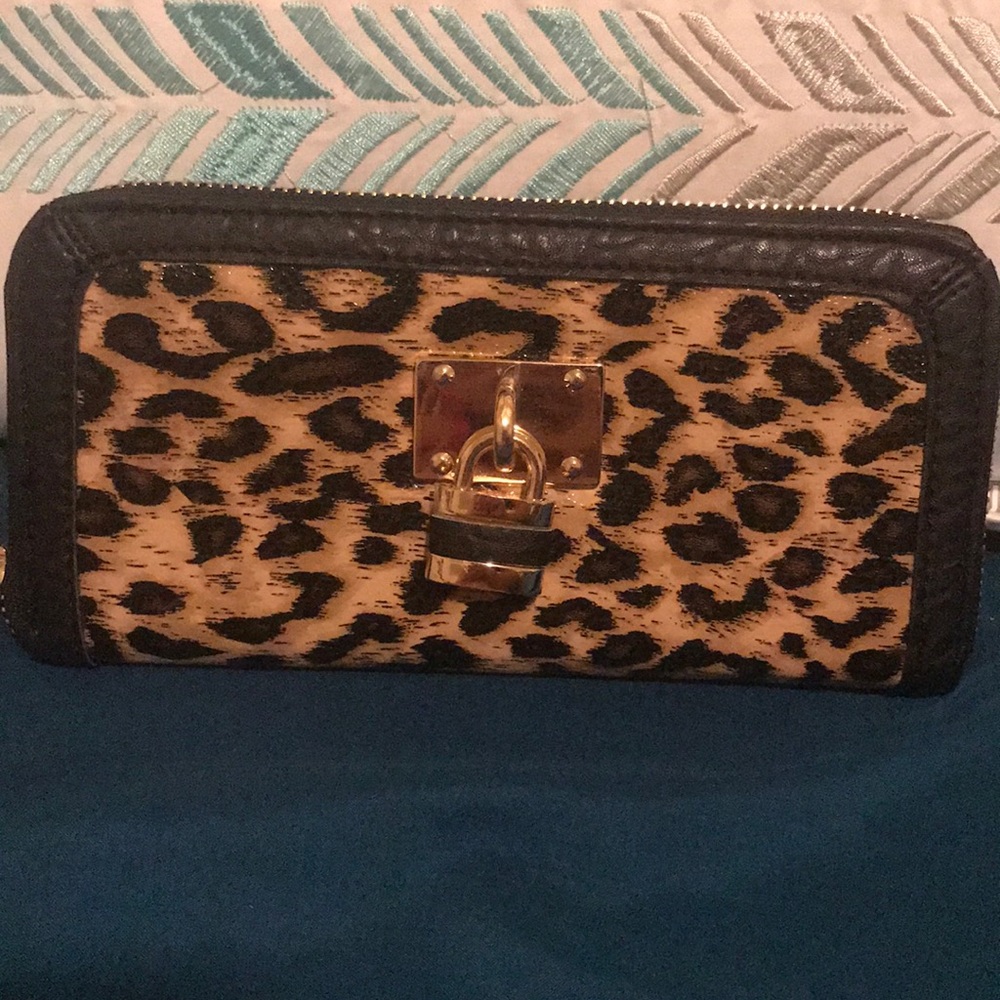 Leopard wallet with lock accent